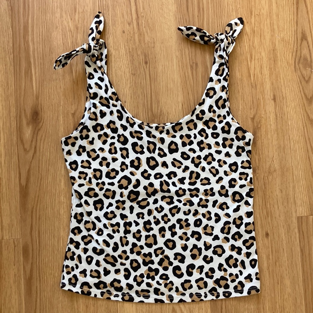 Cheetah print sleeveless top!